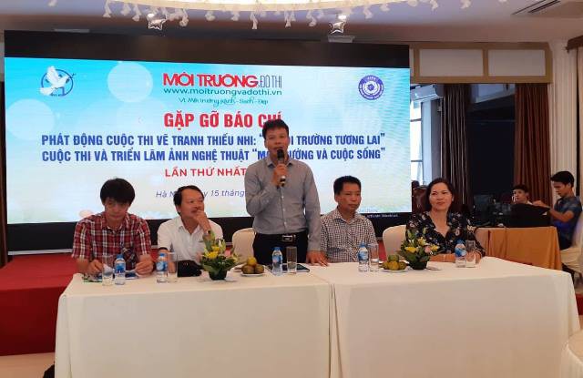 TS. LS Đồng Xuân Thụ - Tổng biên tập Tạp chí điện tử Môi trường và Đô thị Việt Nam phát biểu tại buổi họp báo.