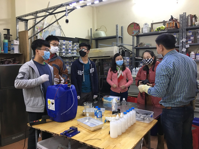 Các tình nguyện viên của dự án Bàn tay sạch miệt mài sản xuất gel rửa tay khô để tặng học sinh miền núi