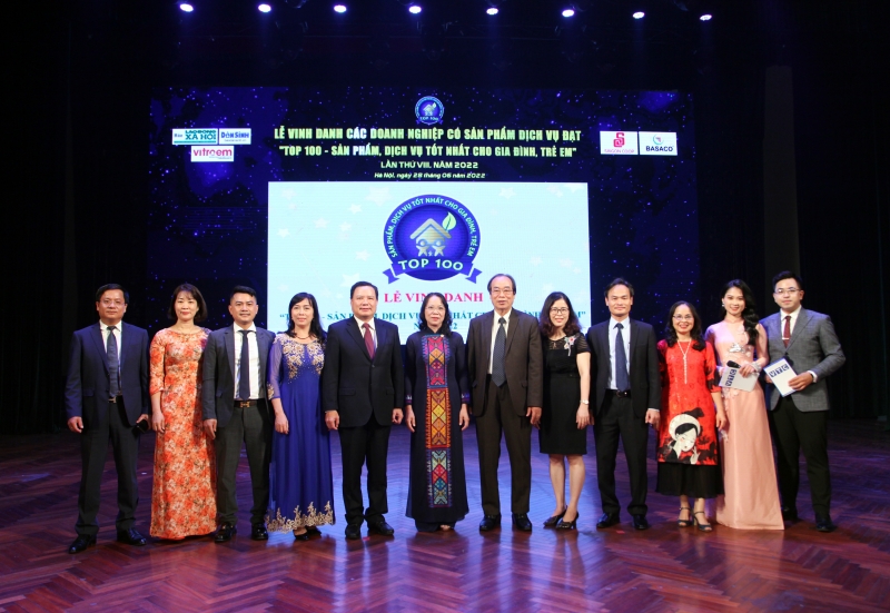 Thứ trưởng Bộ LĐ-TB&XH Lê Văn Thanh; Thứ trưởng, Phó Chủ nhiệm Ủy ban Dân tộc Hoàng Thị Hạnh chụp ảnh lưu niệm cùng Ban tổ chức.