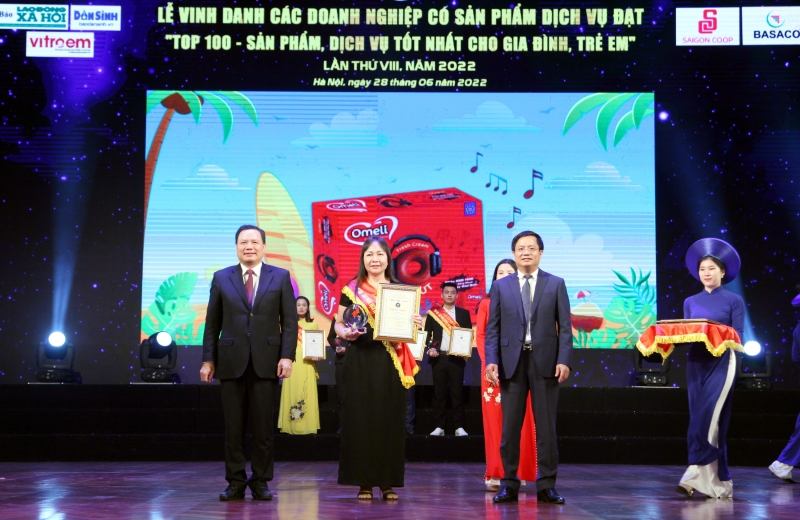 Thứ trưởng Bộ LĐ-TB&XH Lê Văn Thanh và Tổng Biên tập Tạp chí Gia đình Việt Nam Hồ Minh Chiến trao chứng nhận và biểu trưng cho bà Phan Thị Châm, Chủ tịch Hội đồng quản trị Công ty Quốc tế Bảo Hưng.