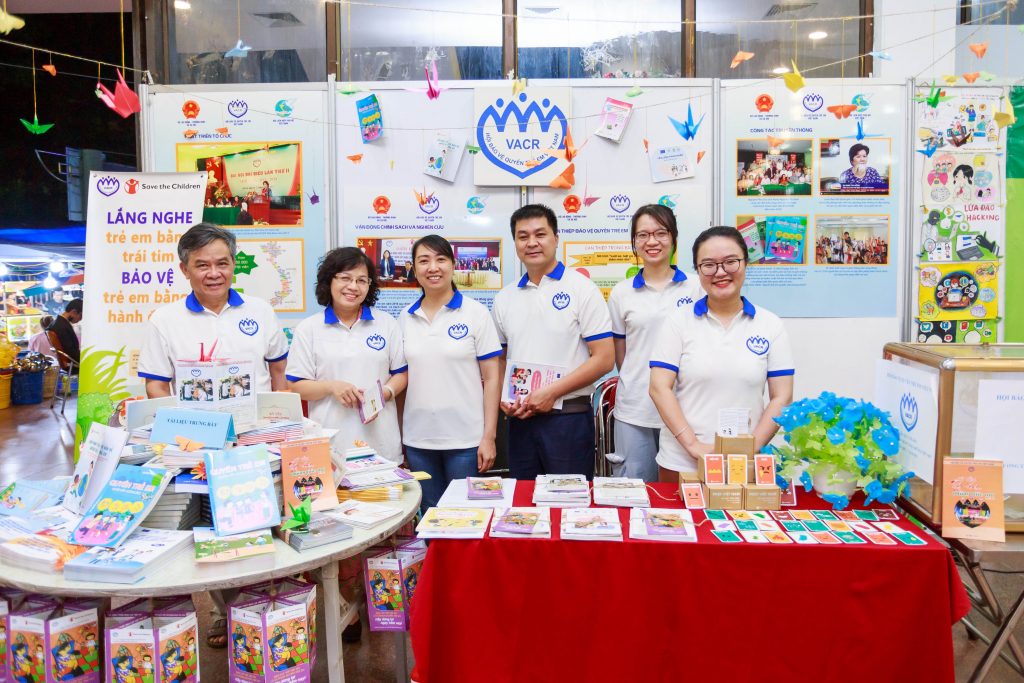 Lãnh đạo và cán bộ Hội tại gian trưng bày của chương trình “Ngày hội tuổi thơ” tại Triển lãm Văn hóa Nghệ thuật Việt Nam, Hà Nội.