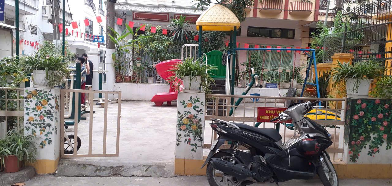 <em>Dù có biển nhắc nhở, nhưng xe máy vẫn ngang nhiên đỗ ở khu vực sân chơi của trẻ em ở đường Đội Nhân. Ảnh: Thùy Linh  </em>