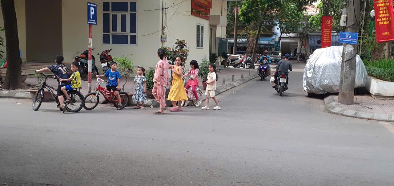 <em>Trẻ em gặp gỡ vui chơi cả dưới lòng đường. Ảnh: Thùy Linh</em>