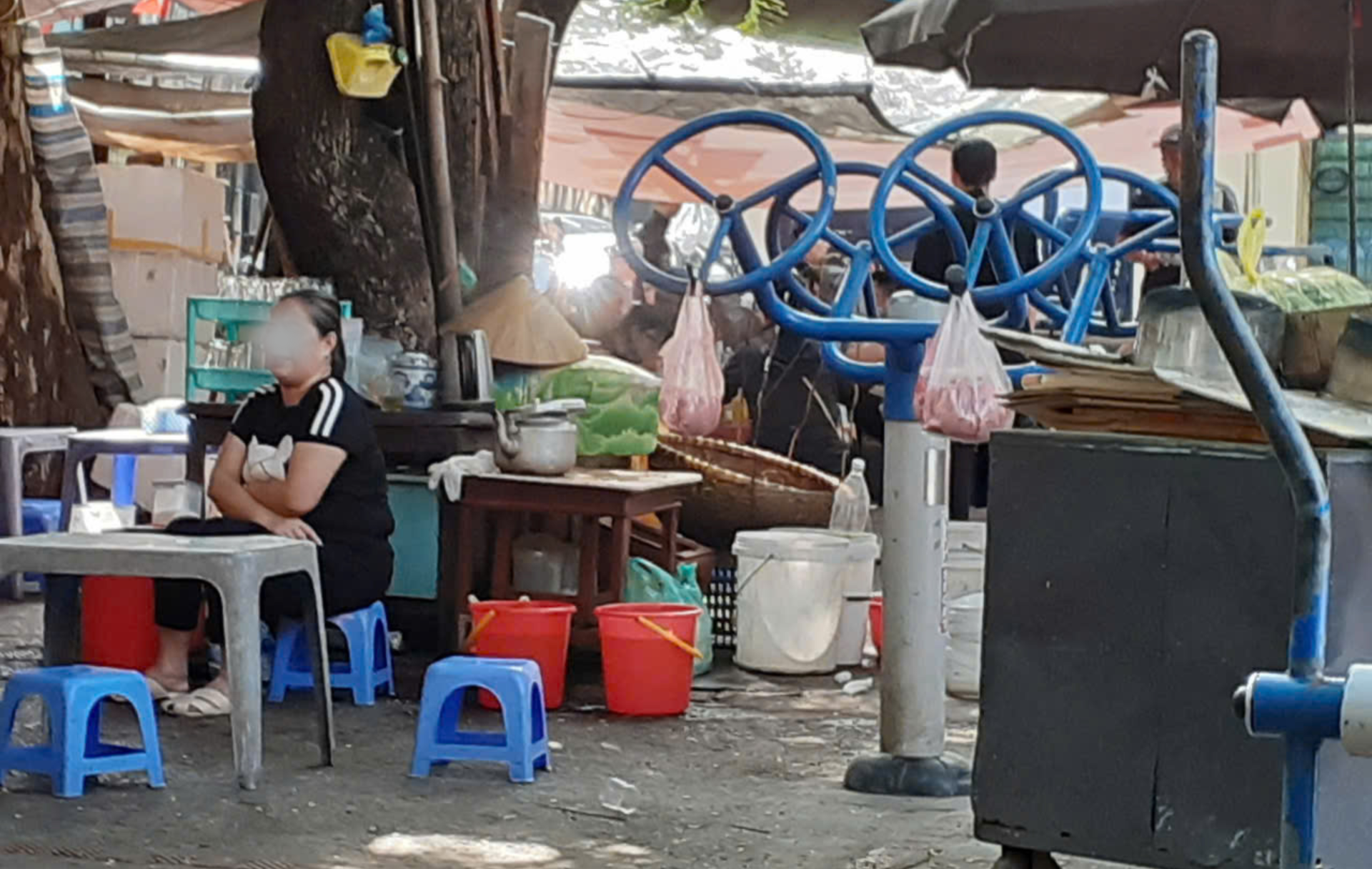 <em>Những quán ăn chiếm diện tích sân chơi của trẻ em. Ảnh: Thùy Linh </em>
