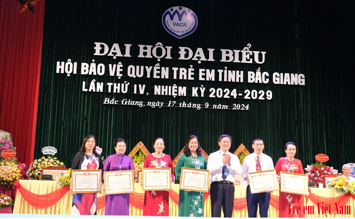 12 tập thể, 18 cá nhân có thành tích xuất sắc trong công tác BVQTE nhiệm kỳ 2019 - 2024 được UBND tỉnh, Ủy ban MTTQ tỉnh, Hội BVQTE tỉnh khen thưởng. Ảnh: LC