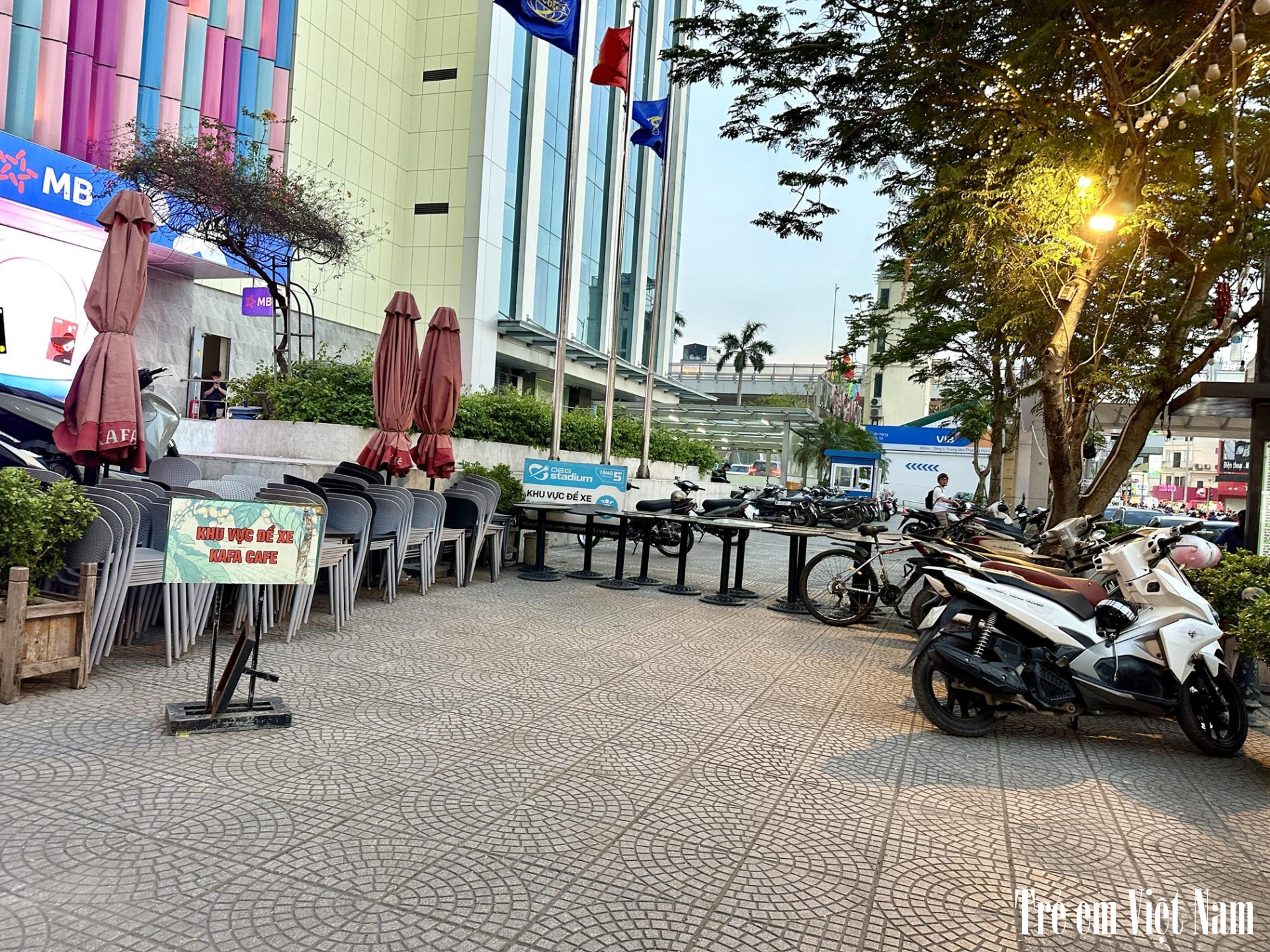 Lối đi chung bị lập rào chắn biến thành bãi đỗ xe phục vụ kinh doanh cà phê KAFA. Liệu có tình trạng dung túng cho sai phạm? Ảnh: LC trung tâm thương mại chợ mơ