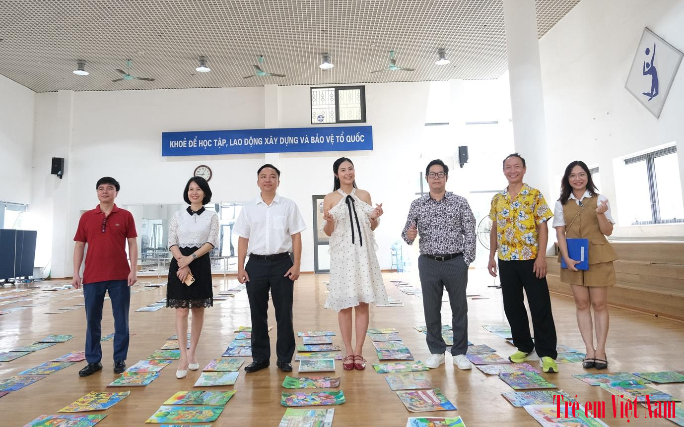 Thành viên Ban Giám khảo và Ban Tổ chức cuộc thi trước khi vào chấm Chung khảo. Ảnh: LC DSCF1396