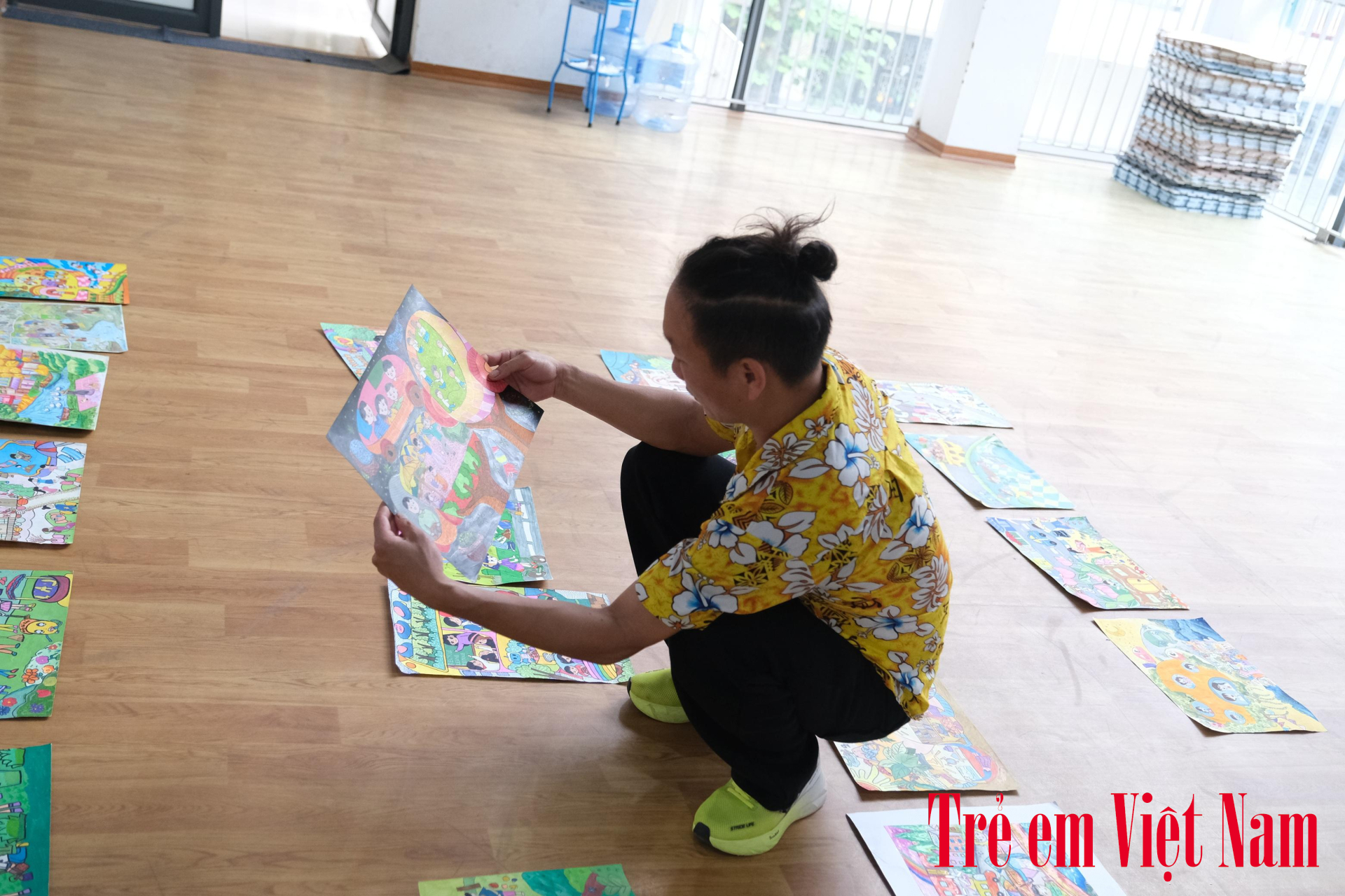 Họa sĩ Nguyễn Mạnh Hùng đánh giá cao nhiều ý tưởng độc đáo, táo bạo của các em nhỏ. họa sĩ hùng rô