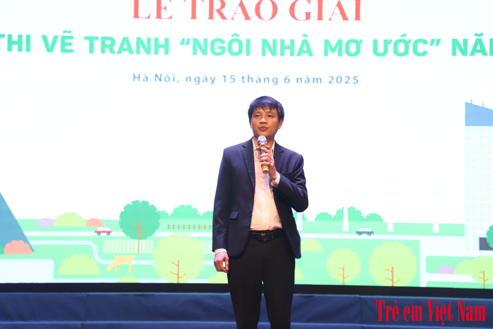 Ông Phan Văn Cường - Giám đốc Công ty TNHH Thanh Chương - VPP ERAS Việt Nam (đơn vị đồng hành cuộc thi) phát biểu tại buổi lễ. IMG_5199