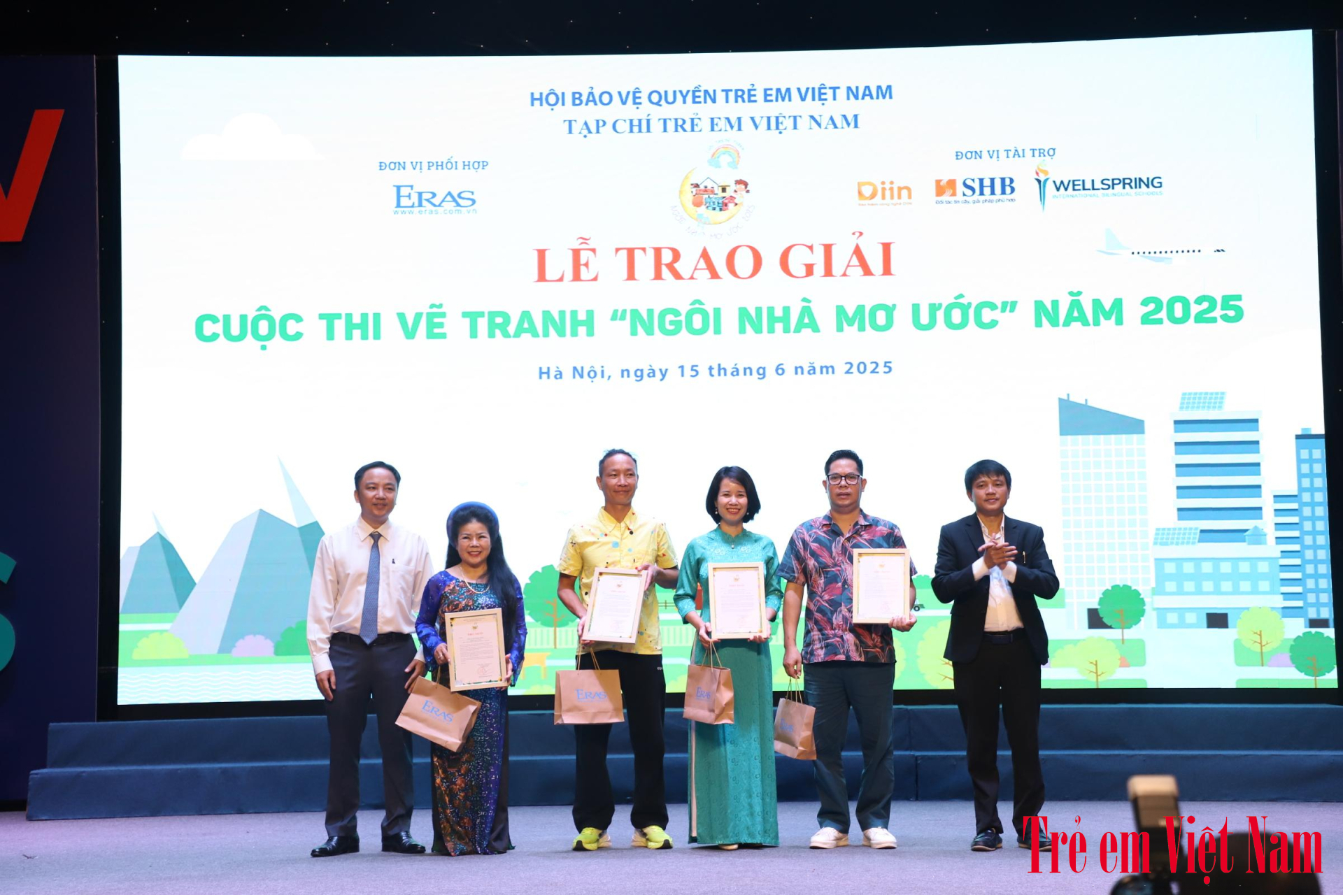 Ban Tổ chức vinh danh Họa sĩ Văn Dương Thành - Cố vấn cuộc thi; Vinh danh Giám khảo vòng chung khảo: Họa sĩ Hùng Rô, Hoạ sĩ Thuý Hường và Họa sĩ Nguyễn Hoà”. Ảnh: BTC IMG_5209
