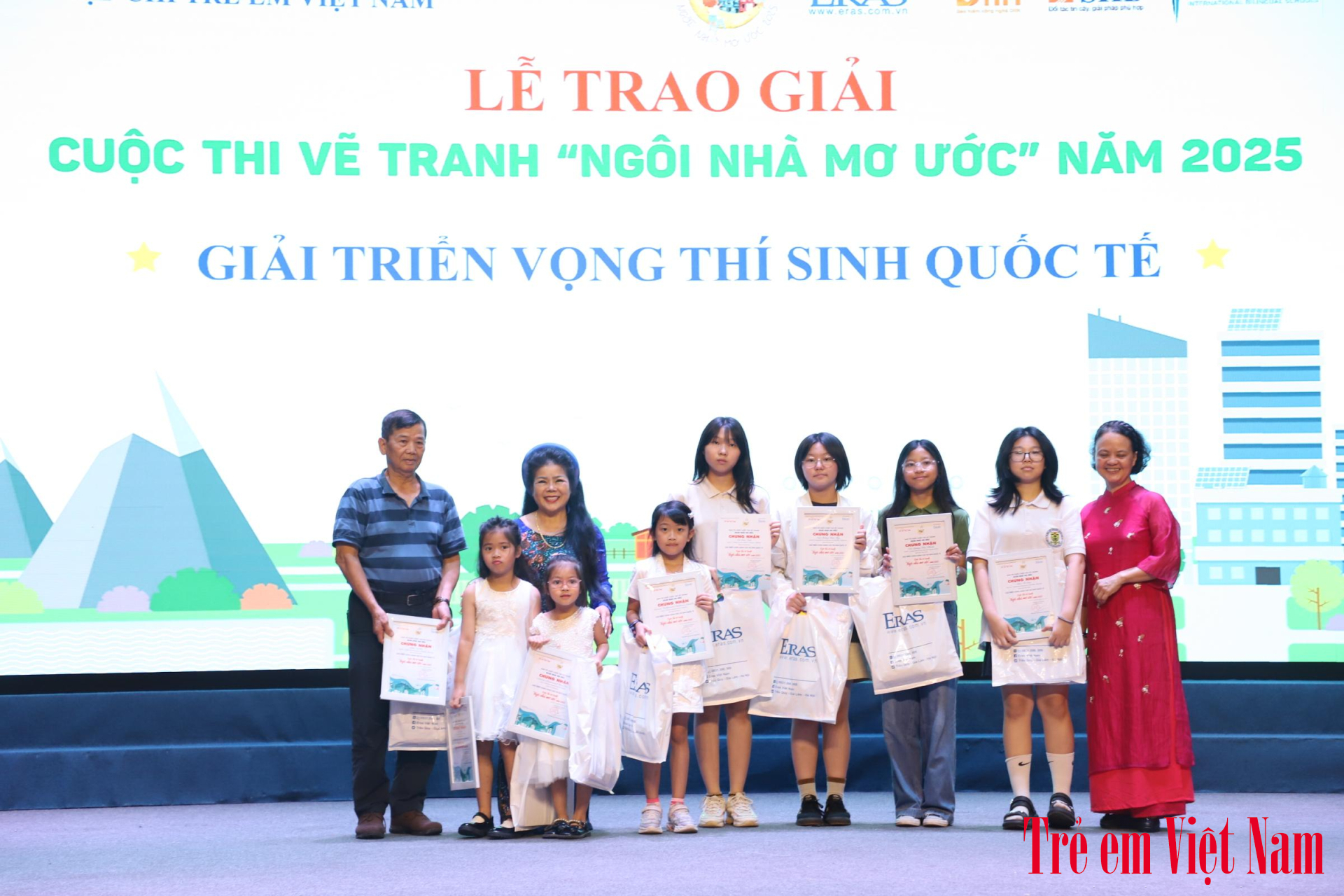 Ban tổ chức vinh danh các thí sinh quốc tế triển vọng. Ảnh: BTC IMG_5241