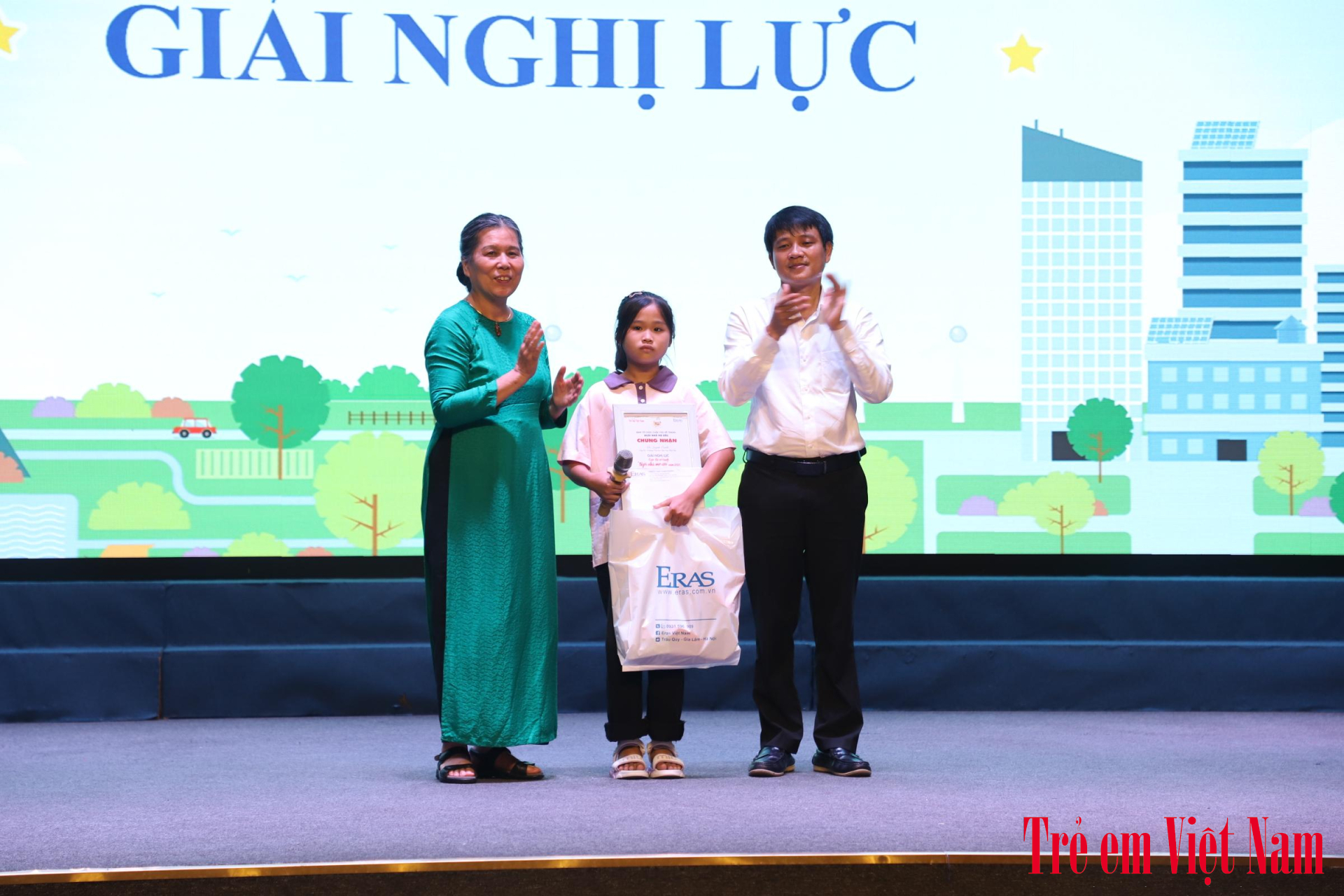 Đặc biệt, cuộc thi năm nay có các em học sinh có hoàn cảnh khó khăn đặc biệt nhưng vẫn tham gia vẽ lên ngôi nhà mơ ước. Trong ảnh là em Cù Quỳnh Anh, học sinh lớp 5C, Trường Tiểu học Thọ Văn, tỉnh Phú Thọ – tác giả bức tranh “Ngôi nhà sáng tạo”, hiện là bệnh nhi tại Bệnh viện Nhi Trung ương đại diện các bạn nhỏ nhận giải Nghị lực. Ảnh: BTC IMG_5248