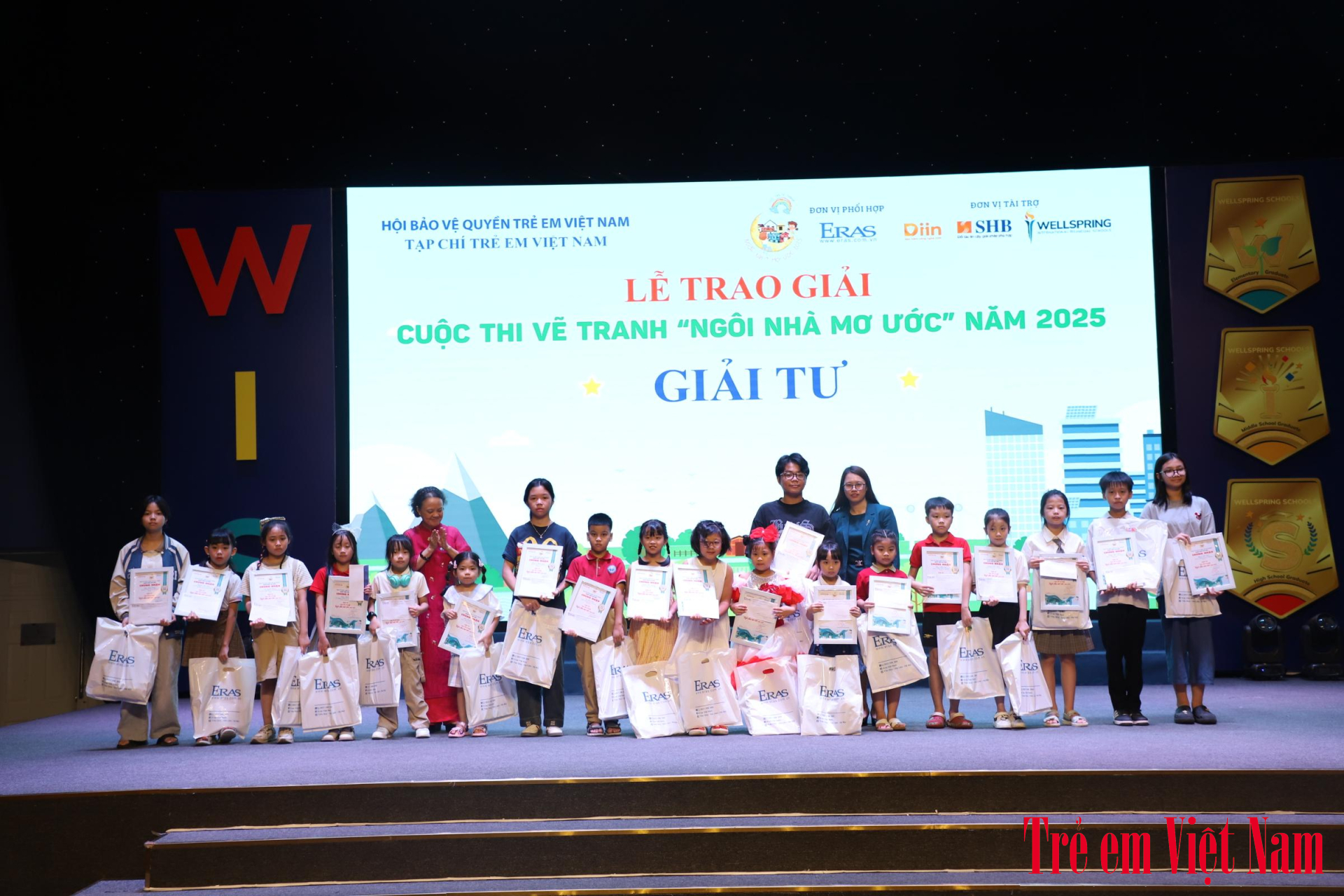 Bà Cao Thị Thanh Thuỷ - Phó Chủ tịch Hội BVQTE Việt Nam và Nhà giáo Hoàng Thị Minh - Hiệu trưởng Trường Trung học Wellspring Hanoi trao giải Tư cho các em nhỏ. Ảnh: BTC IMG_5256