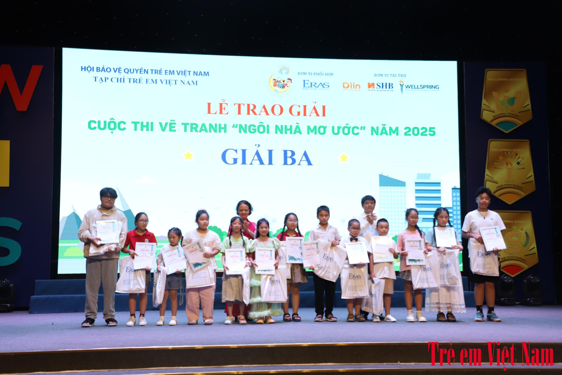 Ban tổ chức trao 20 giải ba cho các thí sinh. Ảnh: BTC IMG_5259