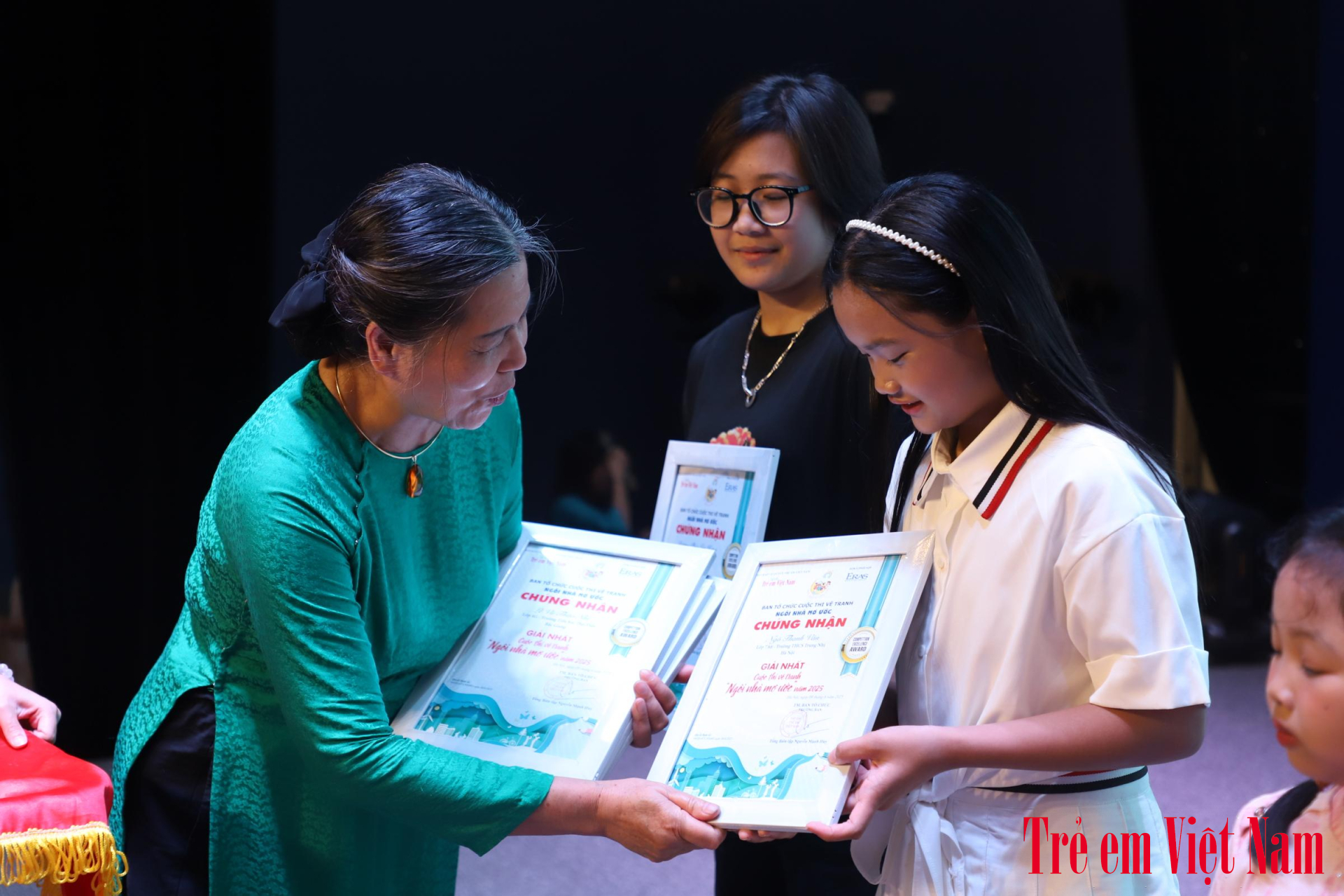Bà Nguyễn Thị Thanh Hoà - Nguyên Uỷ viên Ban Chấp hành Trung ương Đảng - Chủ tịch Hội Bảo vệ quyền trẻ em Việt Nam trao giải cho các tác giả. Ảnh: BTC IMG_5271
