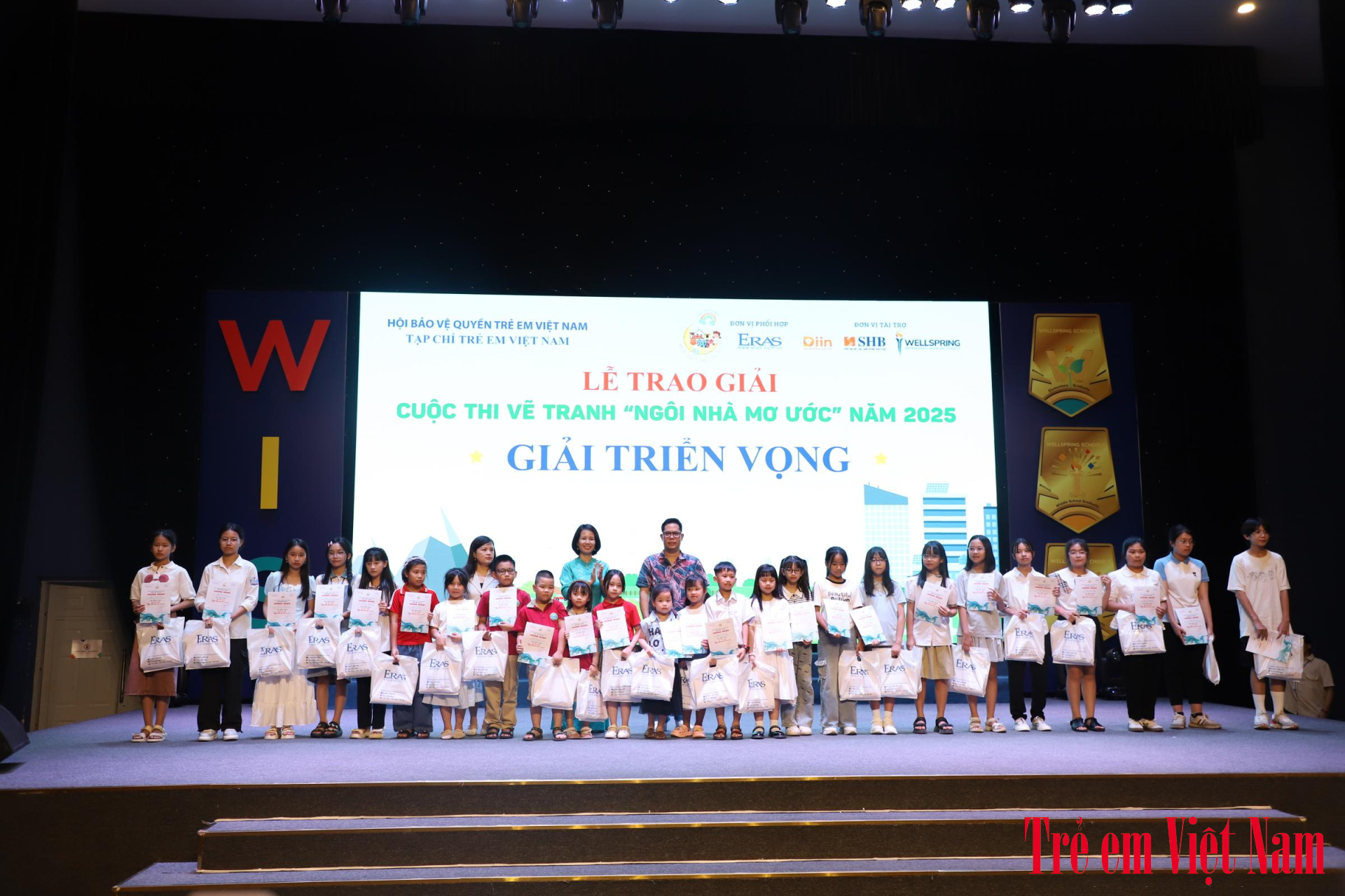 Nhà giáo Nguyễn Thị Hạnh - Hiệu trưởng Trường Tiểu học Hanoi Academy, Họa sĩ Thuý Hường và Họa sĩ Nguyễn Hòa trao giải Triển vọng cho các họa sĩ nhí. Ảnh: BTC IMG_5299IMG_5299