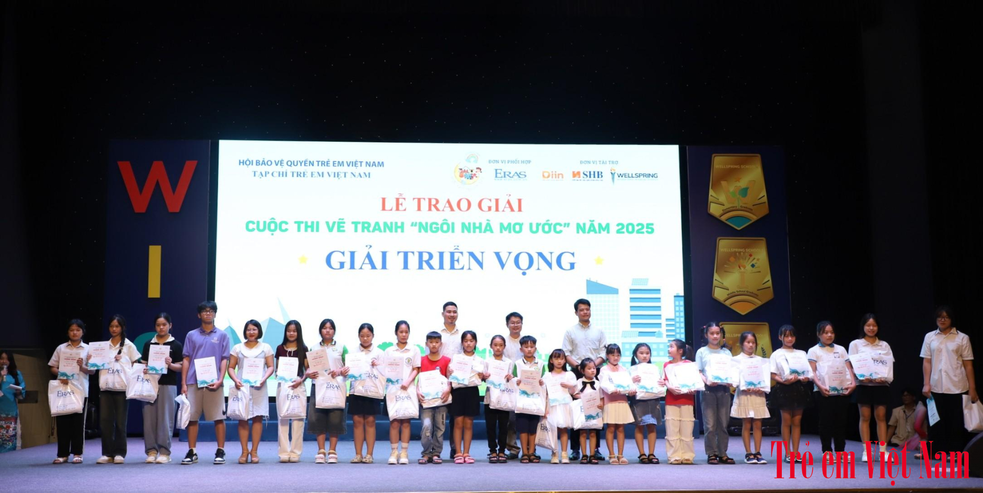 Ban Tổ chức trao giải cho các tác phẩm đạt giải triển vọng. Ảnh: BTC IMG_5300IMG_5300