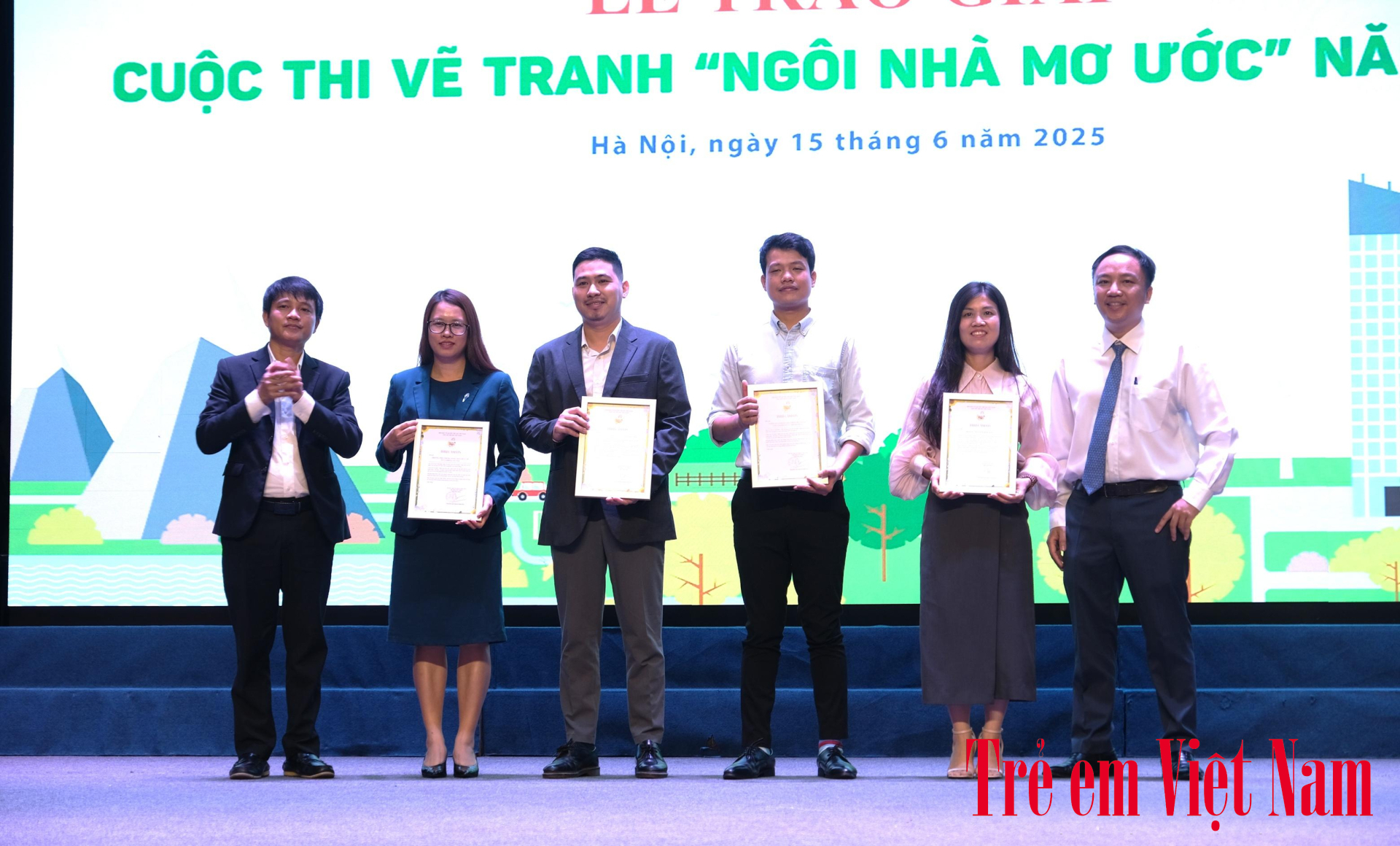 Ban Tổ chức vinh danh các nhà tài trợ đã góp phần thành công của cuộc thi. Ảnh: BTC DSCF1647