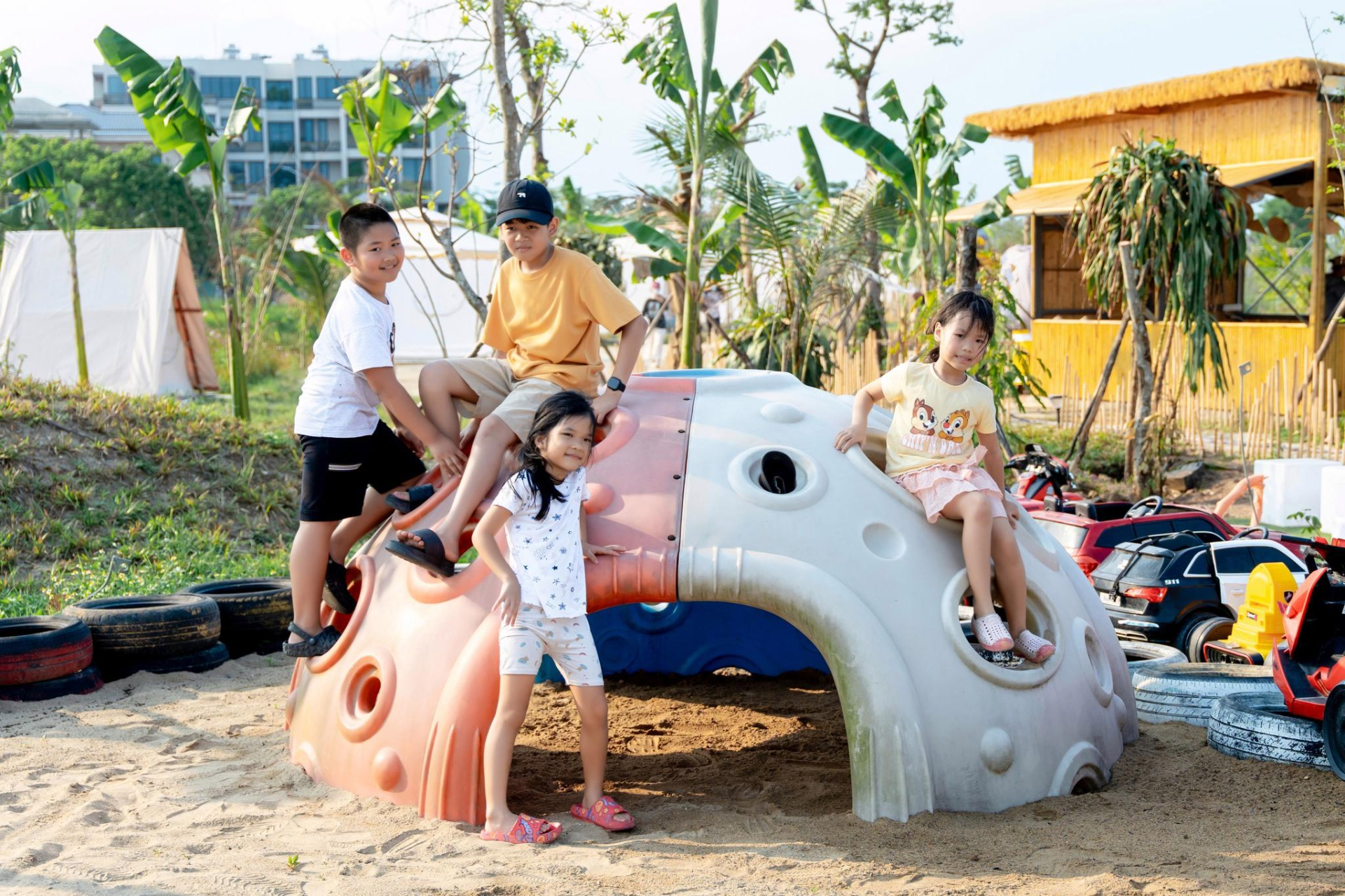 Hãy cho trẻ những mùa hè an toàn ngập trong nụ cười trẻ thơ. Ảnh: CTV 495568372_657020003976615