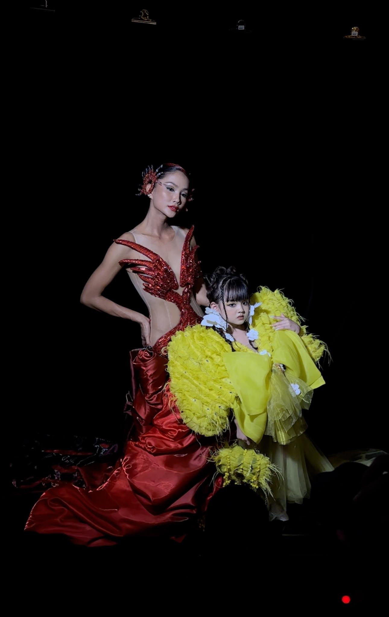 Hoa hậu H'Hen Niê và mẫu nhí Cherry An Nhiên tại hậu trường show diễn