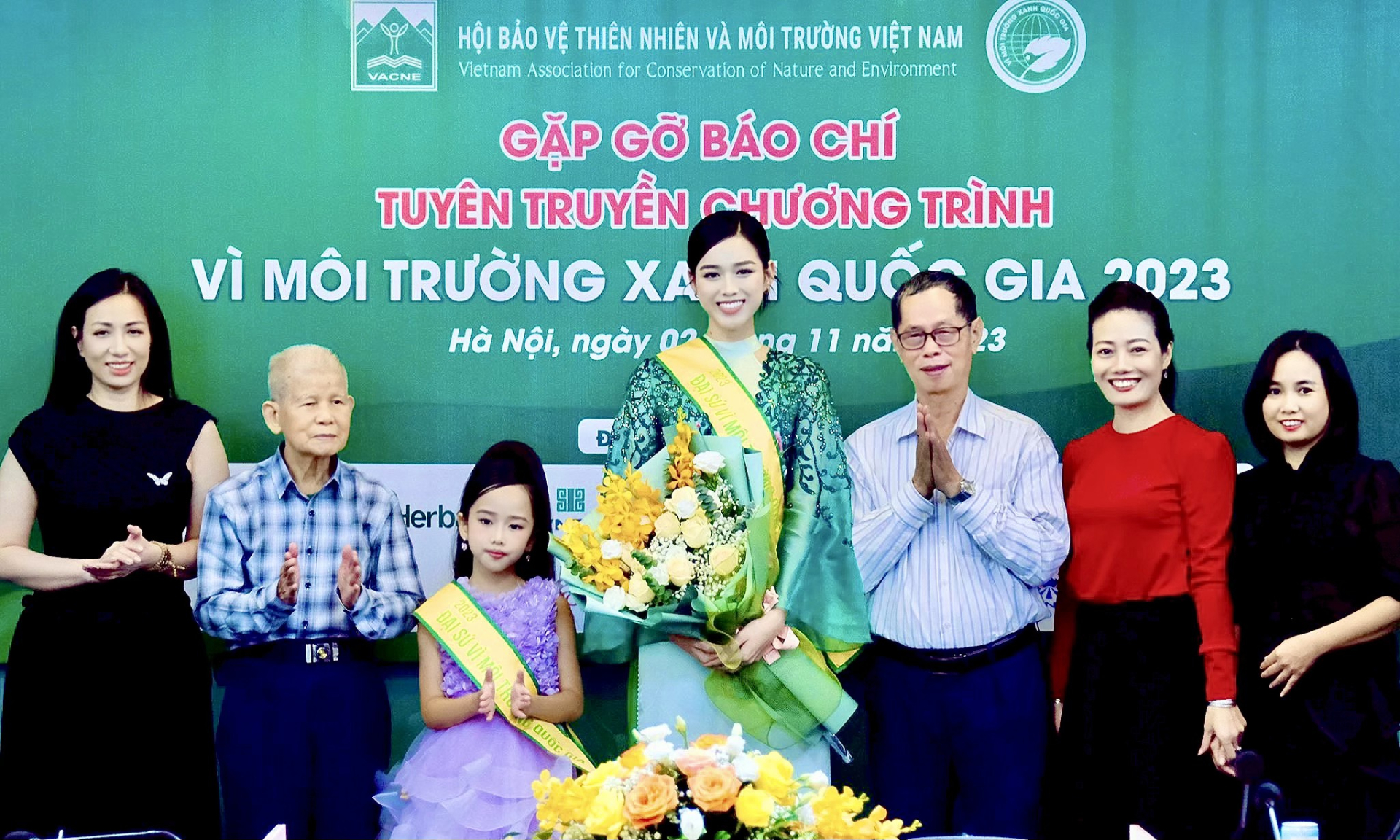mẫu nhí - Hoa hậu Đỗ Thị Hà