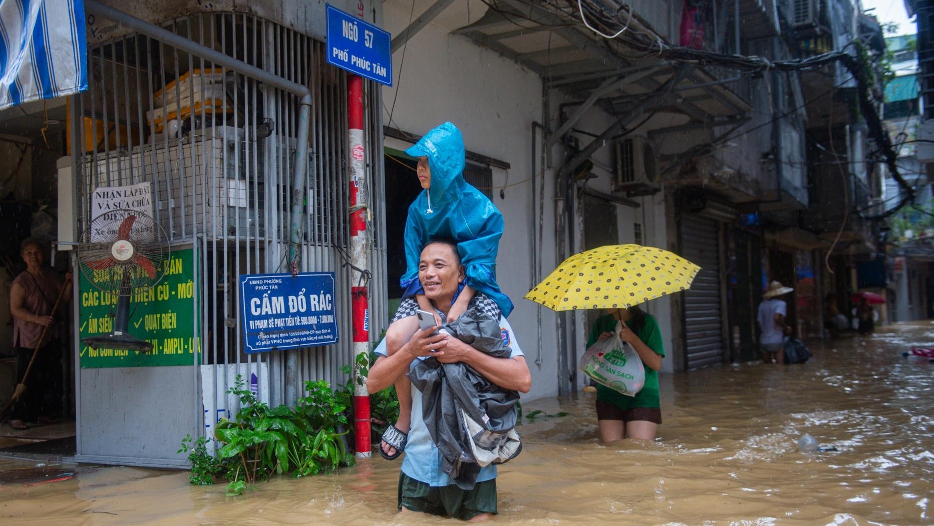 phố phúc tân Hà Nội ngập sâu