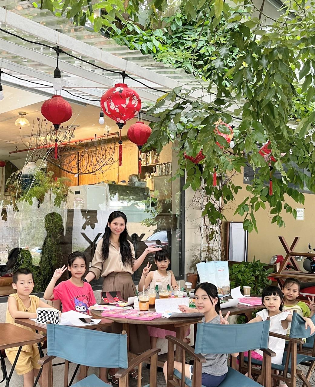 Không khí sôi nổi tại lớp học của cô Oanh khi các em học sinh thực hiện những tác phẩm đầy màu xanh hy vọng. Lớp vẽ Cô Oanh