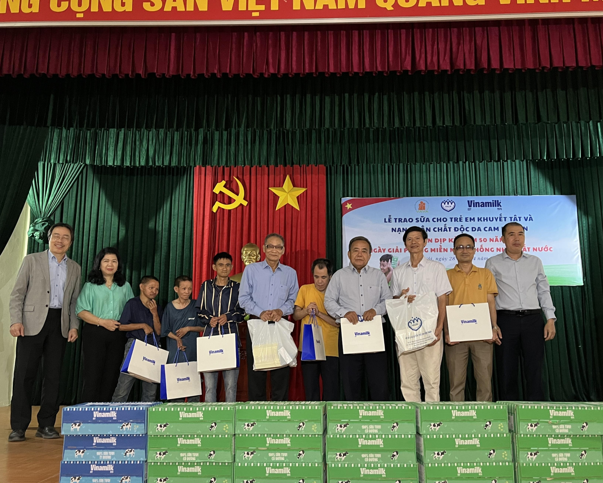 Những món quà yêu thương được gửi đến các nạn nhân da cam, cựu chiến binh tiếp nối hành trình tri ân và sẻ chia nhân dịp 50 năm ngày thống nhất đất nước. Ảnh: Hương Giang IMG_0251