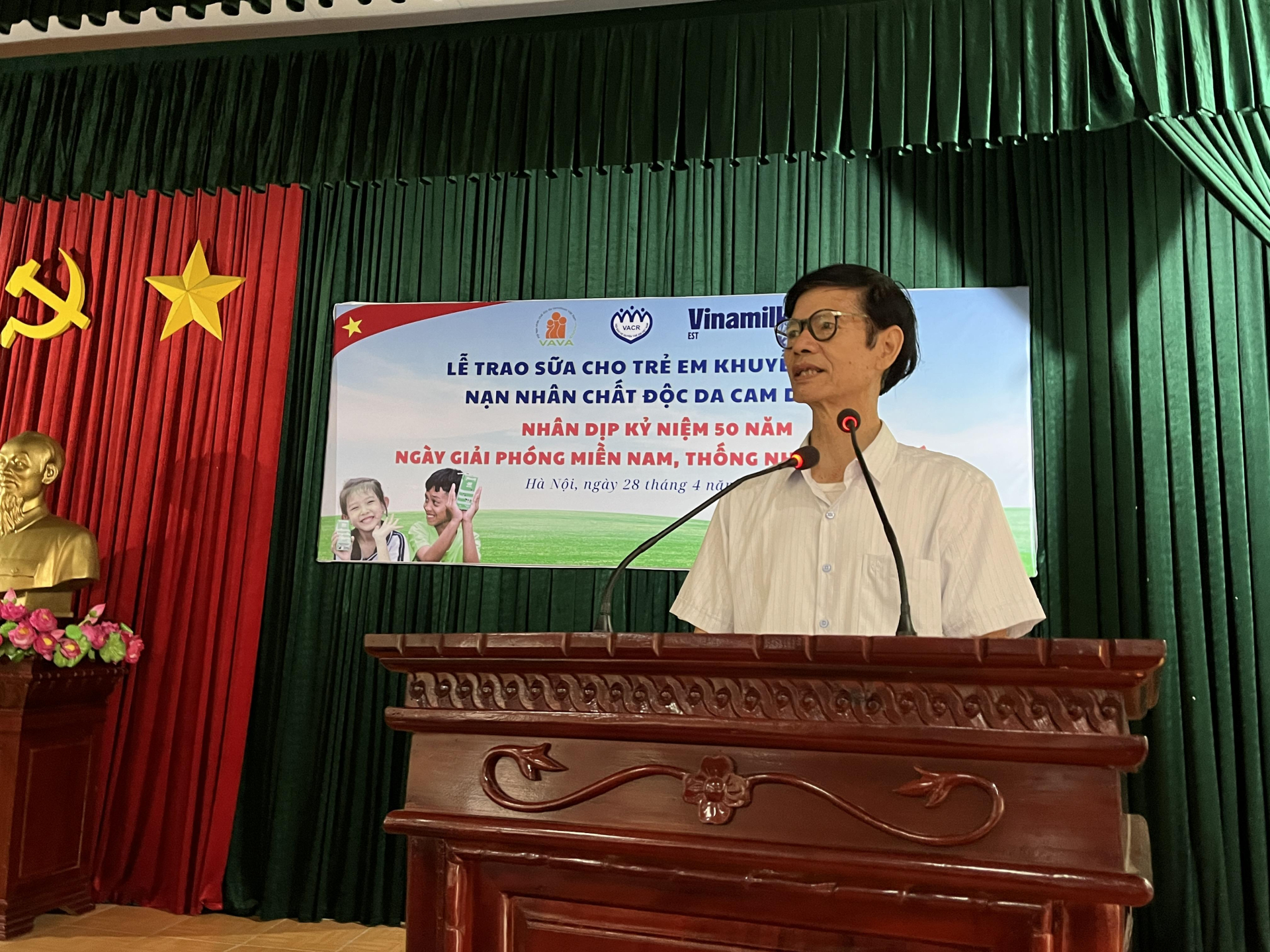 Ông Nguyễn Thăng Long, Giám đốc Trung tâm Bảo trợ Xã hội Nạn nhân Chất độc Da cam/Dioxin Việt Nam khẳng định, mọi món quà được trao tặng trong chương trình sẽ được chuyển đến tận tay từng nạn nhân, đảm bảo ý nghĩa tri ân được trọn vẹn. Ảnh: Hương Giang IMG_0259
