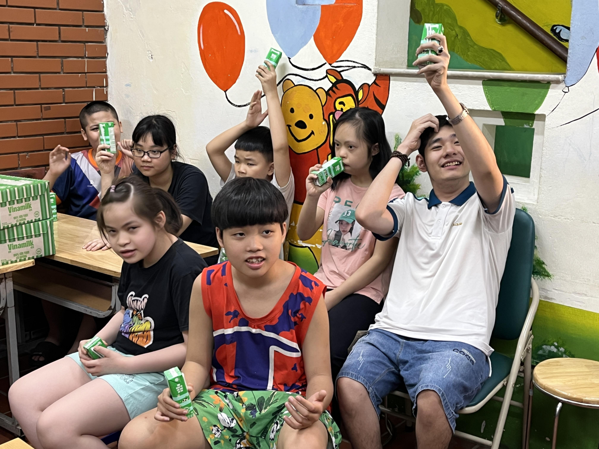 Tấm lòng gửi trao trong từng hộp sữa, chạm tới nụ cười trong veo của các em nhỏ. Ảnh: Hương Giang IMG_0306