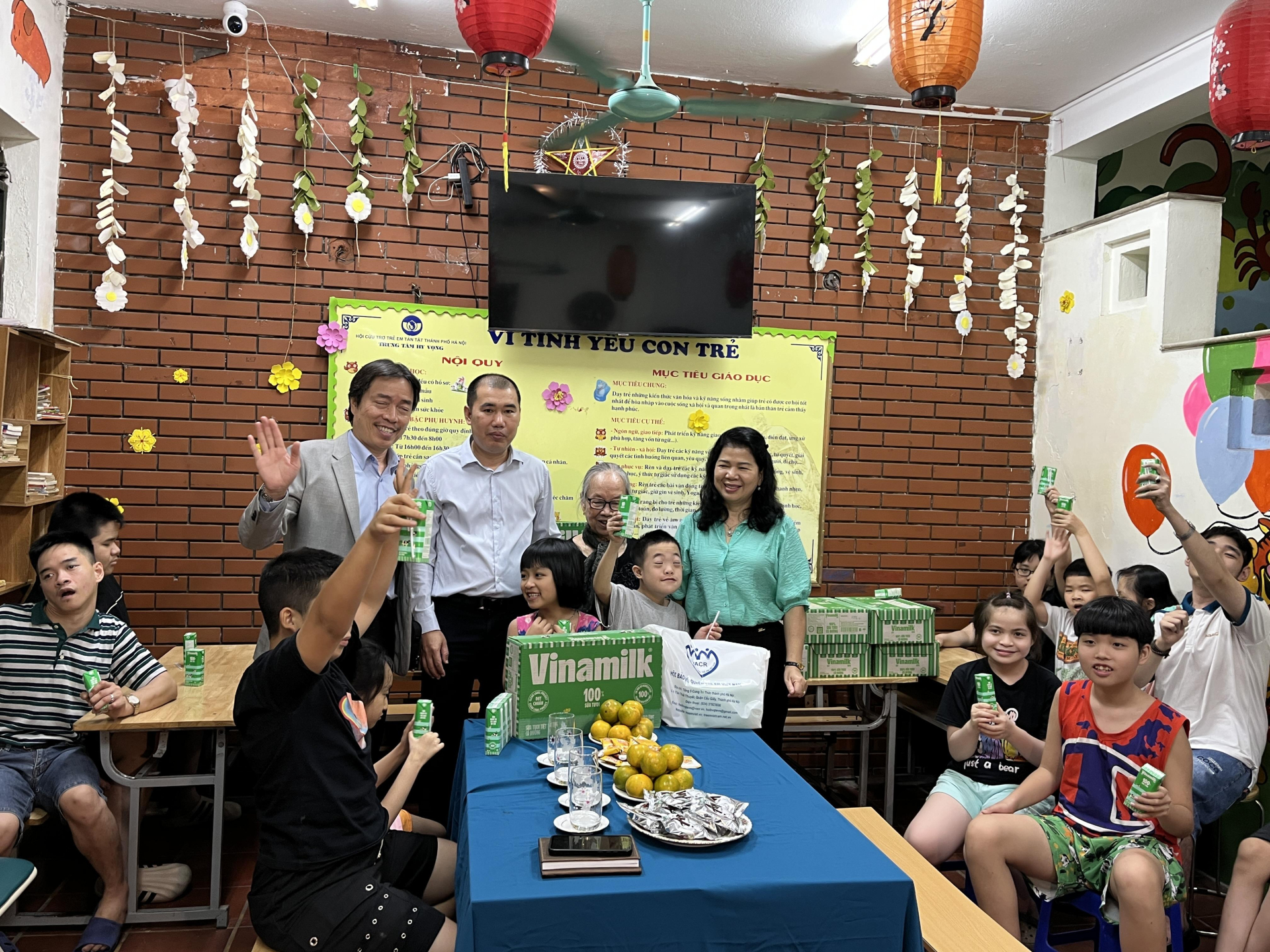 Trong khuôn khổ chương trình, hàng chục thùng sữa đã được trao tận tay các em nhỏ tại trung tâm, góp phần động viên tinh thần và cải thiện dinh dưỡng cho các em. Ảnh: Hương Giang IMG_0333