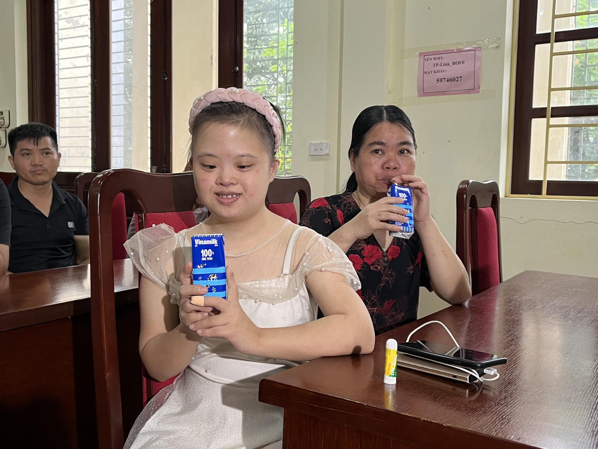 Sữa tươi trong tay, niềm vui tràn ngập ánh mắt các em nhỏ. Ảnh: Hương Giang IMG_0266