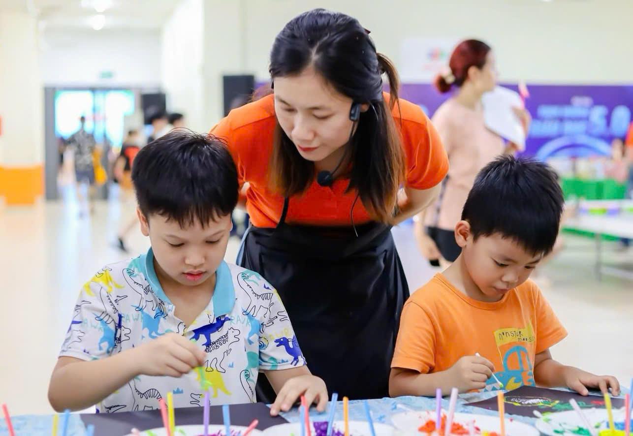 Qua từng nét cọ, từng mảng màu, các em học sinh đã mạnh dạn bày tỏ tiếng nói, những suy nghĩ chân thật và những khát vọng của thế hệ mình về một không gian sống lý tưởng. Trường Tiểu học và Trung học cơ sở FPT Cầu Giấy