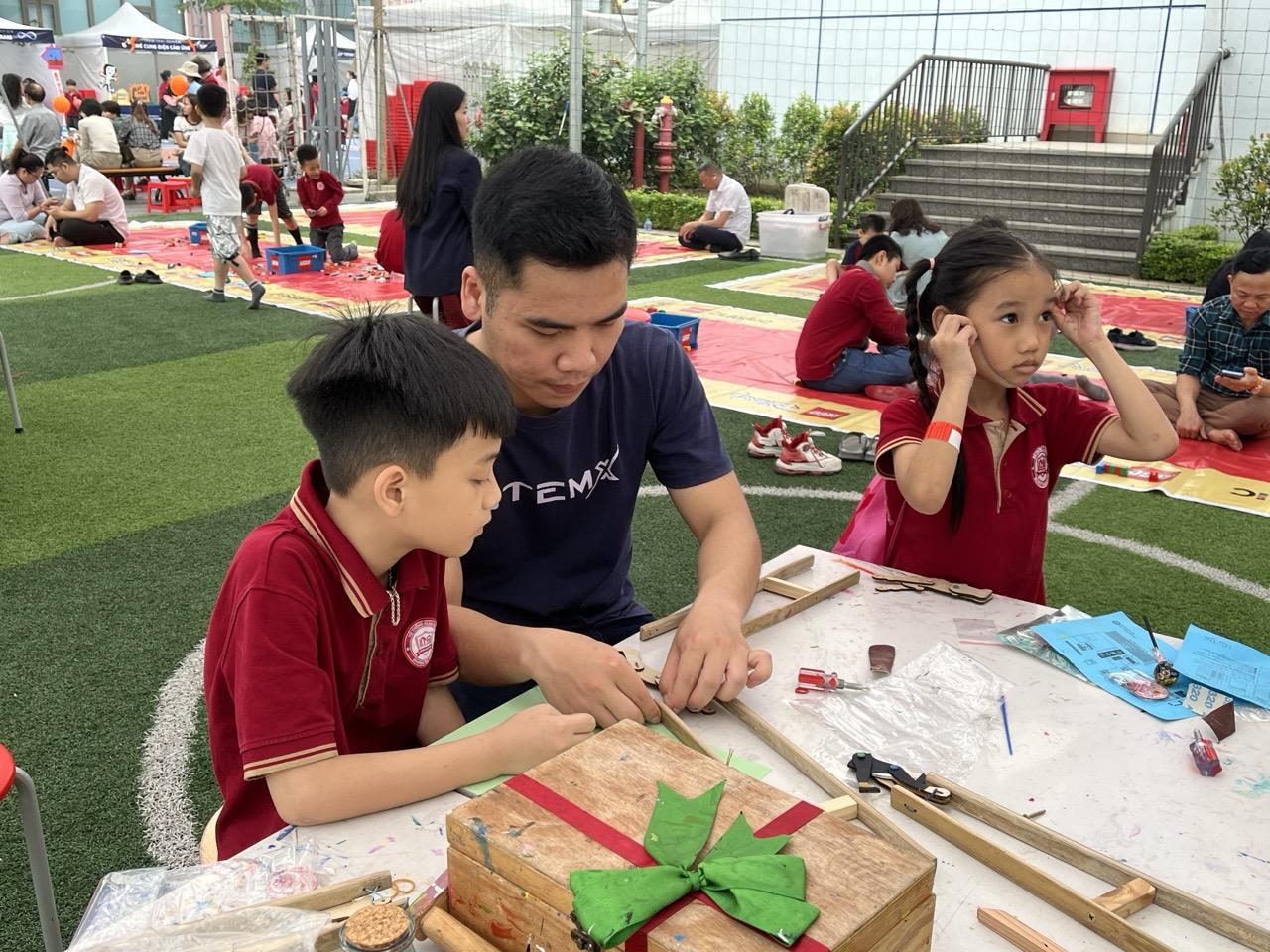 Anh Nguyễn Ngọc Như hướng dẫn cách lắp giáo cụ gỗ tích hợp kiến thức STEM tại workshop dành cho học sinh tiểu học. IMG_9802 lớn