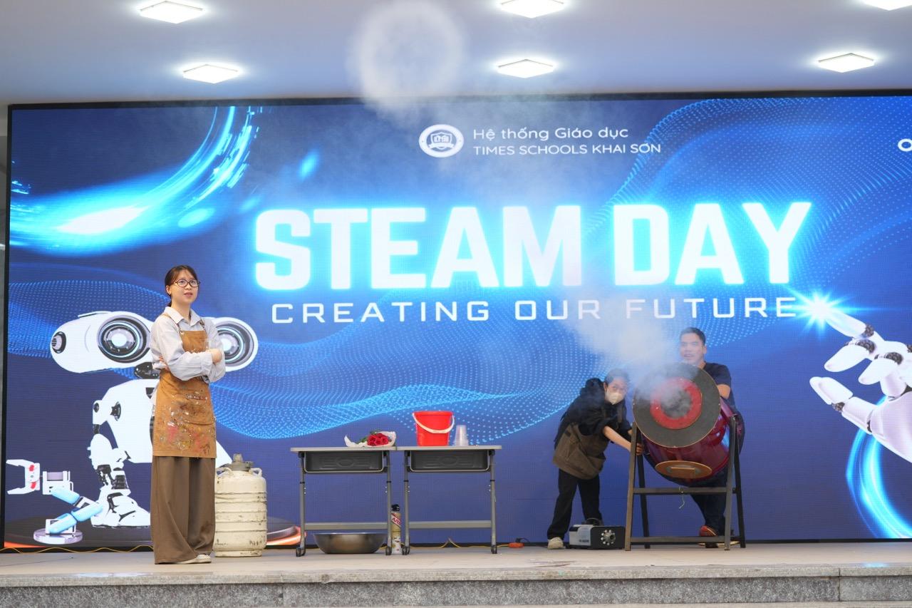 Một buổi science show đầy hứng khởi – học sinh vừa học vừa chơi với mô hình phản lực cơ bản của StemX (Ảnh: Hương Giang). CT_03802 lớn