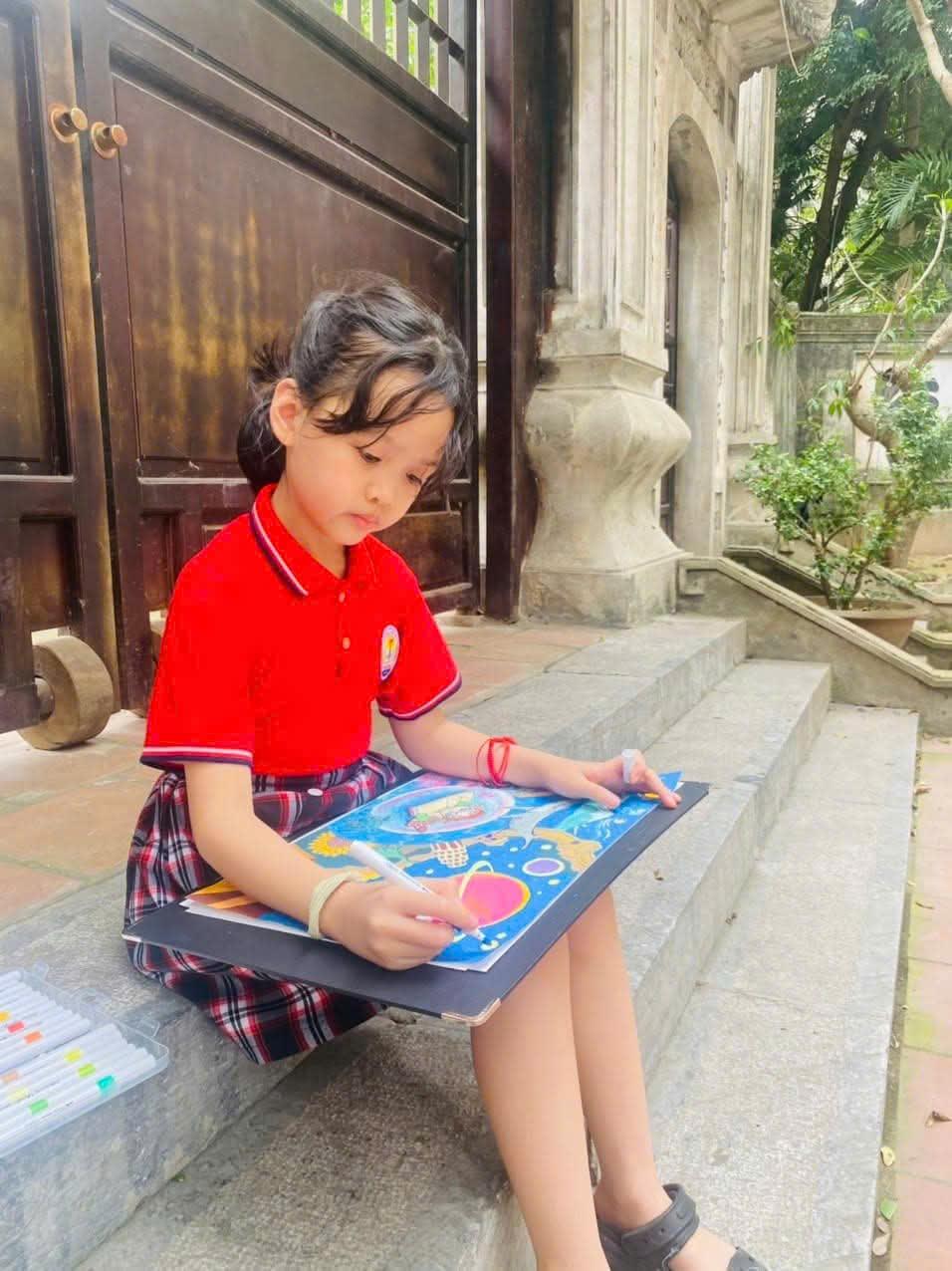 “Thông qua bức tranh của mình, em muốn truyền đi thông điệp rằng những ước mơ của trẻ em hoàn toàn xứng đáng được lắng nghe. Chúng em mong người lớn sẽ cùng chúng em xây dựng một đô thị xanh – nơi tất cả mọi người được sống trong môi trường trong lành, hạnh phúc và an toàn,” Minh Châu chia sẻ đầy hy vọng. z6558143612630_598befcba9c1ae71d3cd61ebf6d0ec9d