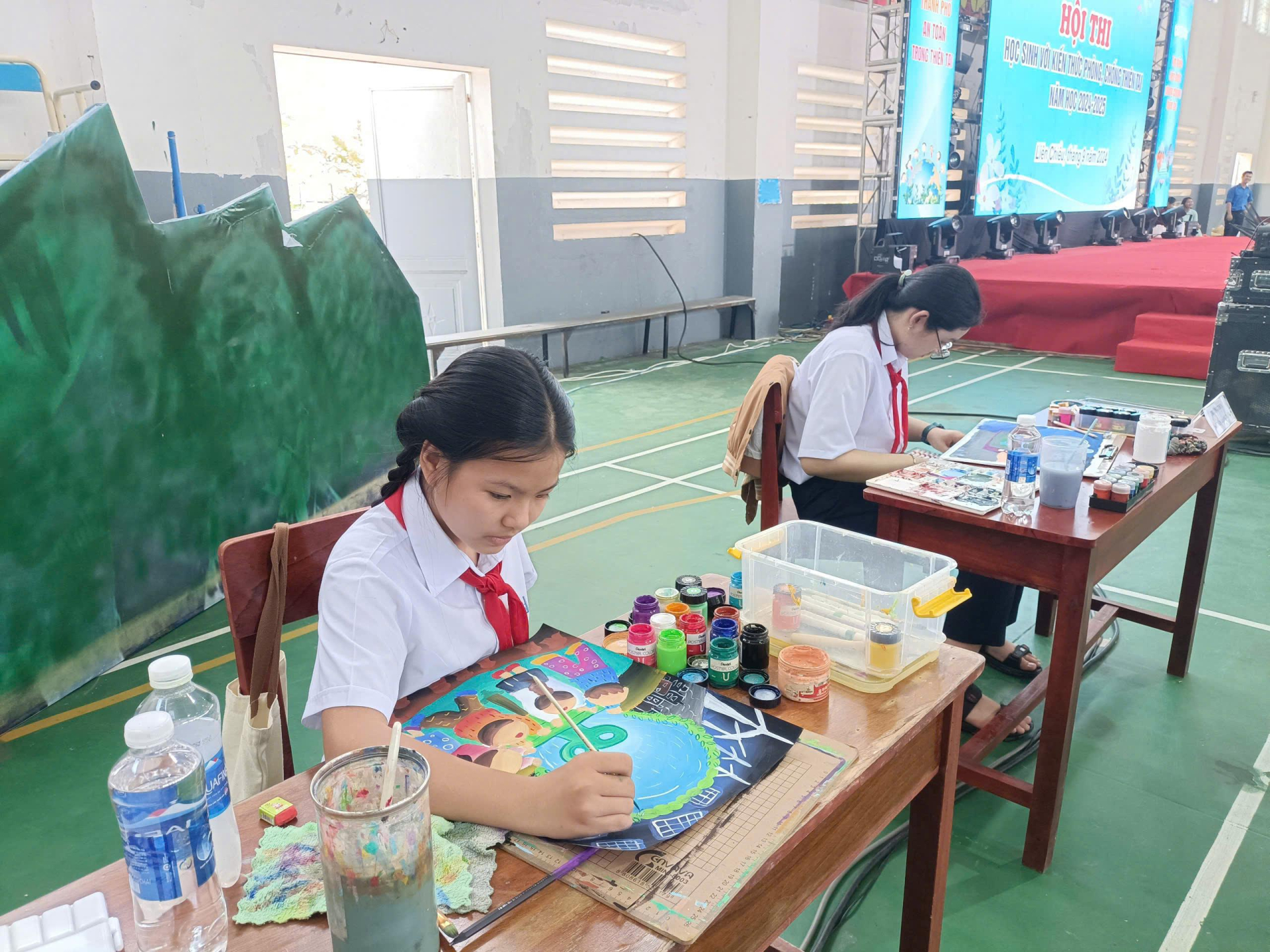 Thông qua bức tranh của mình, Khánh Ngọc muốn gửi lời nhắn gửi chân thành của đến mọi người thông điệp: Hãy cùng nhau xây dựng một đô thị xanh – nơi con người sống hài hòa với thiên nhiên. Em mong muốn mỗi người, dù là trẻ em hay người lớn, đều có thể góp phần xây dựng một thành phố sạch đẹp, hiện đại nhưng vẫn xanh tươi, an lành và hạnh phúc. z6490594986452_073da9e971e09c70dc21fd2b586c9ff5