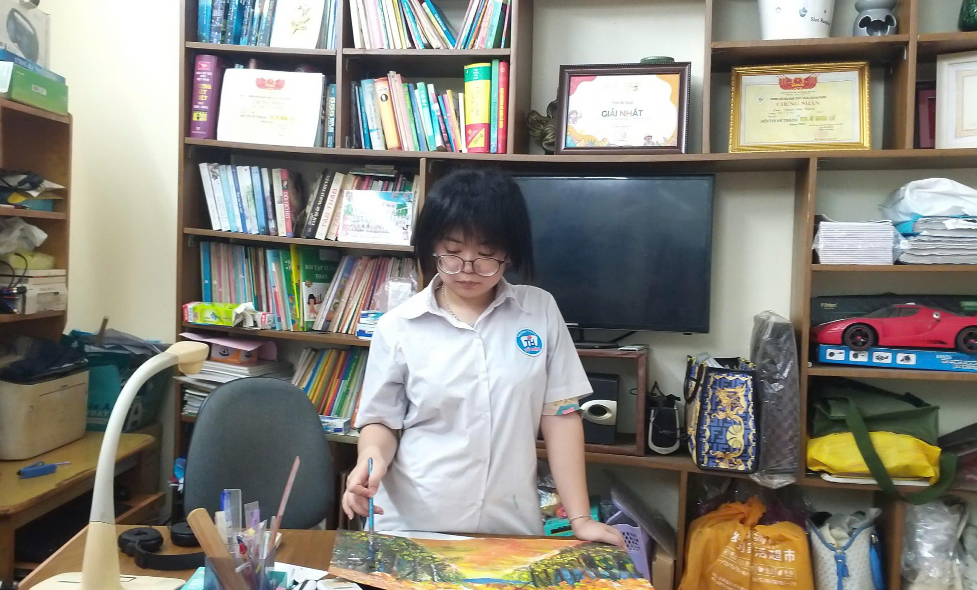 Khánh Ngọc mong muốn được đóng góp tiếng nói nhỏ bé của mình để xây dựng quê hương Hải Phòng ngày càng xanh – sạch – đẹp hơn. Em chia sẻ ước mong thành phố sẽ được thay thế những khu nhà tập thể cũ kỹ bằng các khu dân cư hiện đại, thoáng mát, có nhiều cây xanh và tiện ích. Đặc biệt, em rất mong Hải Phòng sớm có những khu vui chơi đúng nghĩa dành cho trẻ em – điều mà hiện nay vẫn còn thiếu. z6567465395162_11f9f5cc978d9ac7d4f794d79678d322