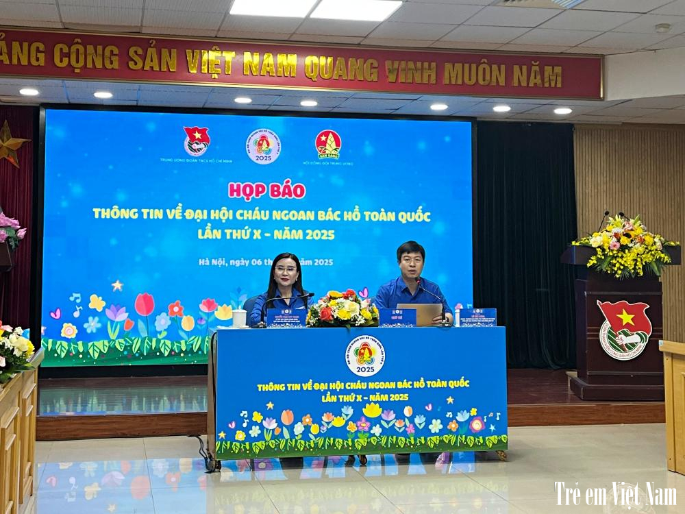 Đồng chí Nguyễn Phạm Duy Trang, Chủ tịch Hội Đồng đội Trung ương; đồng chí Lê Hải Long, Phó Chủ tịch Thường trực Hội đồng Đội Trung ương chủ trì họp báo thông tin về Đại hội. batch_IMG_0497