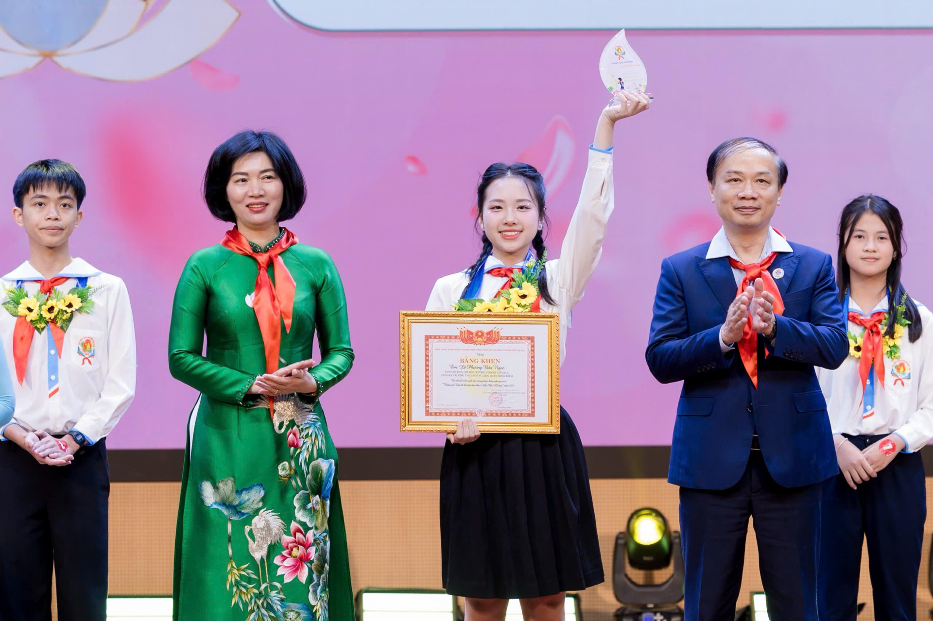 Bảo Ngọc bày tỏ: “Thế hệ trẻ hôm nay phải nỗ lực không ngừng để tiếp bước cha anh, xứng đáng với sự hy sinh của những người đi trước. Em mong được góp phần xây dựng đất nước, trở thành người có ích cho xã hội và không ngừng phấn đấu cùng thế hệ trẻ Việt Nam bước vào kỷ nguyên mới với niềm tin và khát vọng cống hiến”. z6573002595593_a55d80348a050f79d91d7157b722772a