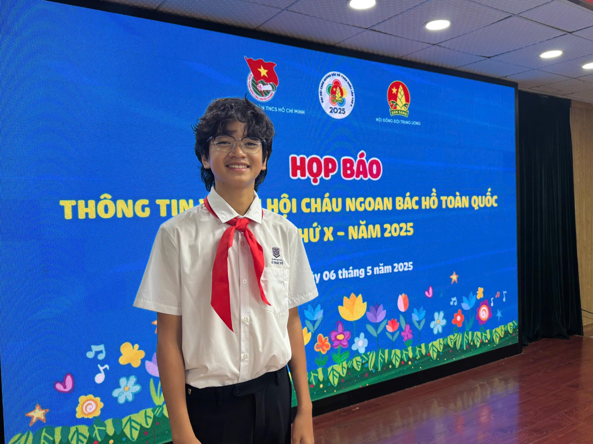 “Có người thể hiện tình yêu nước qua việc cầm bút, có người chọn làm bác sĩ, có người giữ gìn từng tấc đất biên cương. Còn em, em chọn âm nhạc để góp phần bảo vệ thiên nhiên, cũng là bảo vệ đất nước theo cách của riêng mình”, Phú Quý chia sẻ. z6573617449293_2f237c16ae969b1273e4463a844f3c40