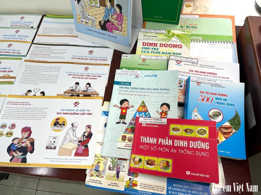 Các tài liệu Hướng dẫn phát hiện và phòng chống thiếu các vi chất dinh dưỡng được soạn thảo công phu, được góp ý bởi các vụ, cục thuộc Bộ Y tế, qua nhiều hội thảo chuyên môn, thử nghiệm thực địa, và chỉnh sửa để phù hợp với điều kiện thực tế tại Việt Nam. IMG_1230