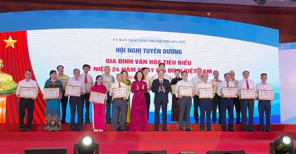 80 gia đình được tuyên dương đến từ 30 quận, huyện, thị xã. z674337901229877478e01cbfddf5feb0a27432fa98c36-cropped-1750922408612