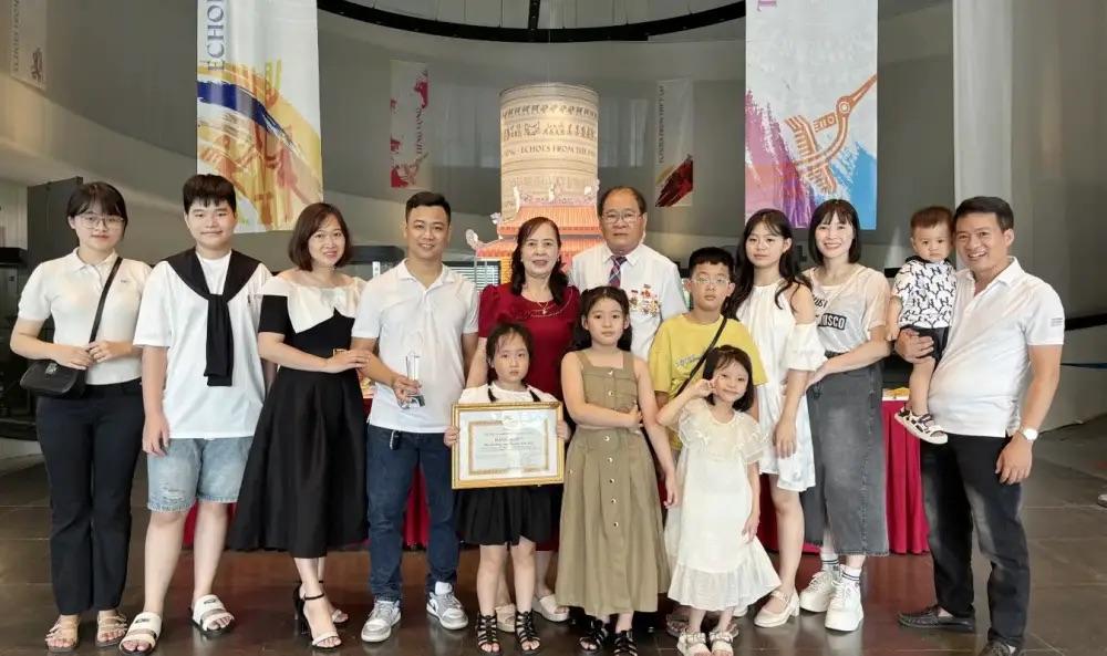 Gia đình ông Diến cùng nhau đi nhận bằng khen Gia đình văn hoá cấp thành phố. img1510jpg-1750922355530