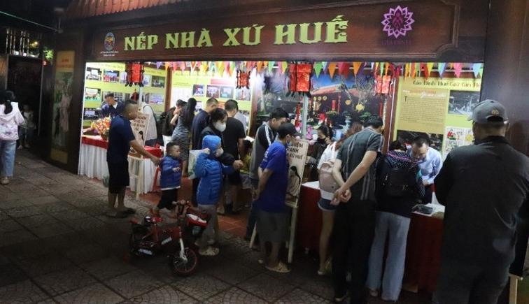 Ngày hội còn giới thiệu, trưng bày và bán sản phẩm, kích cầu tiêu dùng năm 2025. img-0677-8771