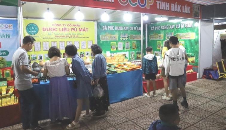 Các gian hàng tại ngày hội trưng bày, giới thiệu sản phẩm hàng hóa phục vụ gia đình, sản phẩm nông nghiệp, đặc sản chất lượng cao, sản phẩm thủ công mỹ nghệ, các sản phẩm OCOP của các vùng miền. img-0675-394