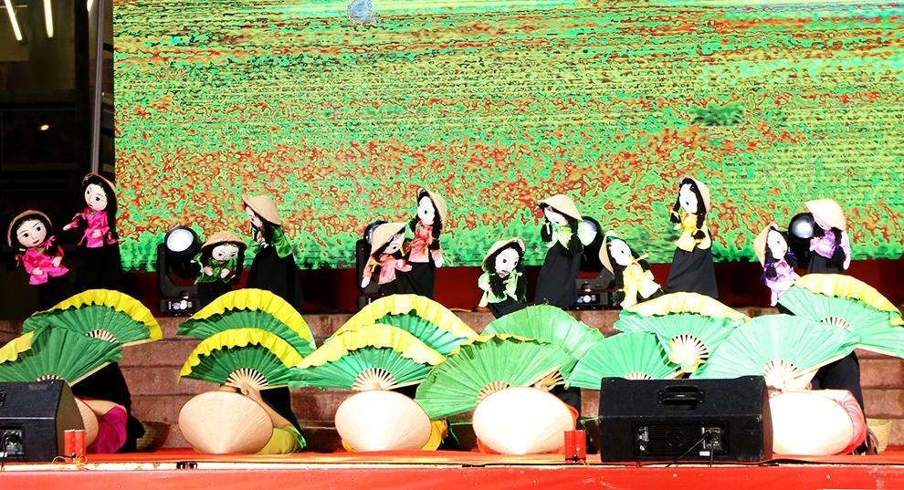 Tiết mục “Ngày mùa” từng mang đến những thành tích cao về cho các nghệ sĩ Nhà hát Múa Rối Quốc gia Việt Nam tại các cuộc thi quốc tế. Trong màn trình diễn này, các nghệ sĩ sử dụng đôi chân tài hoa của mình để điều khiển rối. 276-Điều khiển rối