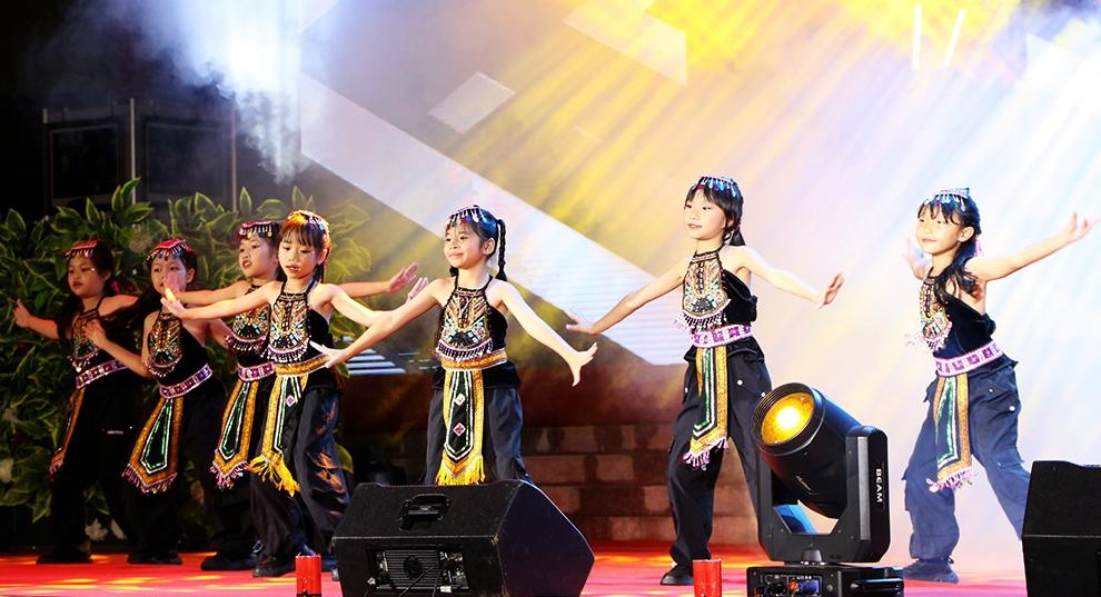 Các em thiếu nhi của tỉnh Đắk Lắk cũng thể hiện tài năng của mình tại chương trình với màn trình diễn vũ đạo sôi động. 276-Dancer