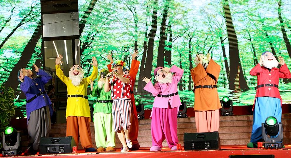 Sự xuất hiện của nàng Bạch Tuyết và 07 chú lùn mang đến sự thích thú cho các em thiếu nhi. 276-7 chú lùn