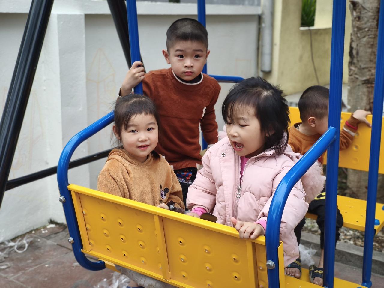 Vào mùa hè, nhà văn hóa đón các em nhỏ từ sáng đến chiều; còn trong năm học, sau khi tan trường, các em vẫn có thể đến chơi và tự trở về nhà. Nhịp sinh hoạt ấy đang từng bước hồi sinh không gian công cộng, đưa người dân xích lại gần nhau hơn. IMG_20250316_103754 lớn